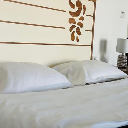 Airplane Plaza Apartment โอโตเปนี ภายนอก รูปภาพ