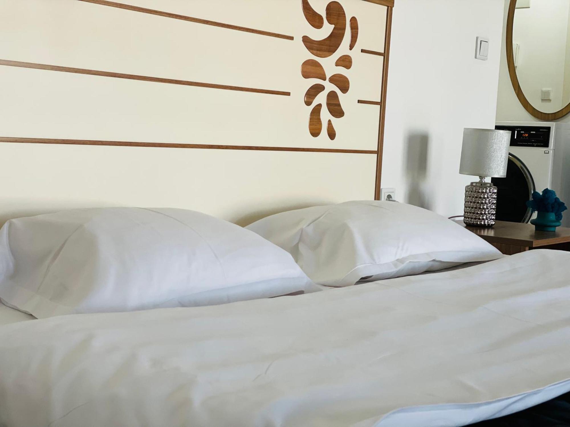 Airplane Plaza Apartment โอโตเปนี ภายนอก รูปภาพ