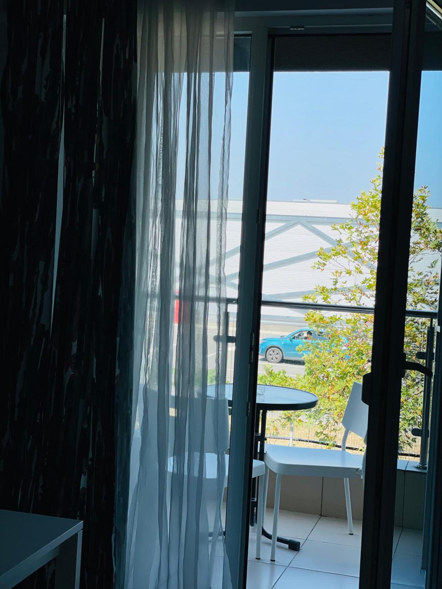 Airplane Plaza Apartment โอโตเปนี ภายนอก รูปภาพ